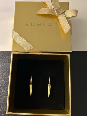 Spik örhängen Edblad - Superfina guldiga spik örhängen fr Edblad. Nyskick och originalpris ligger på 400kr!💕Gjorda av guldplatterad rostfri stål