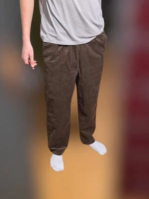 Gröna manchesterbyxor från Uniqlo - Säljer ett par manchesterbyxor från Uniqlo i storlek S. Byxorna är oanvända och helt nya. Nypris 399 kr. Jag svarar gärna på era frågor och kolla in profilen för fler snygga kläder. 