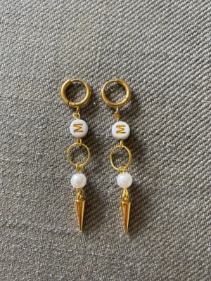 VALFRI BOKSTAV - Guldiga örhängen med valfri bokstav