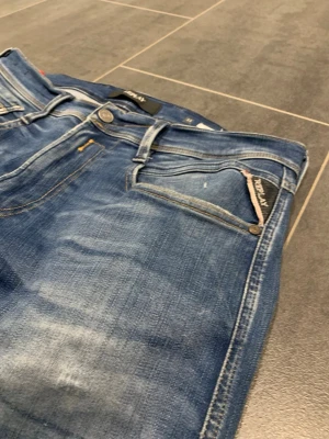 Hyperflex Anbass replay jeans - Säljer dessa jätte fina replay jeans W33 L32 och har en snygg faded färg och passar/matchar med allt. Skriv gärna vid intresse.