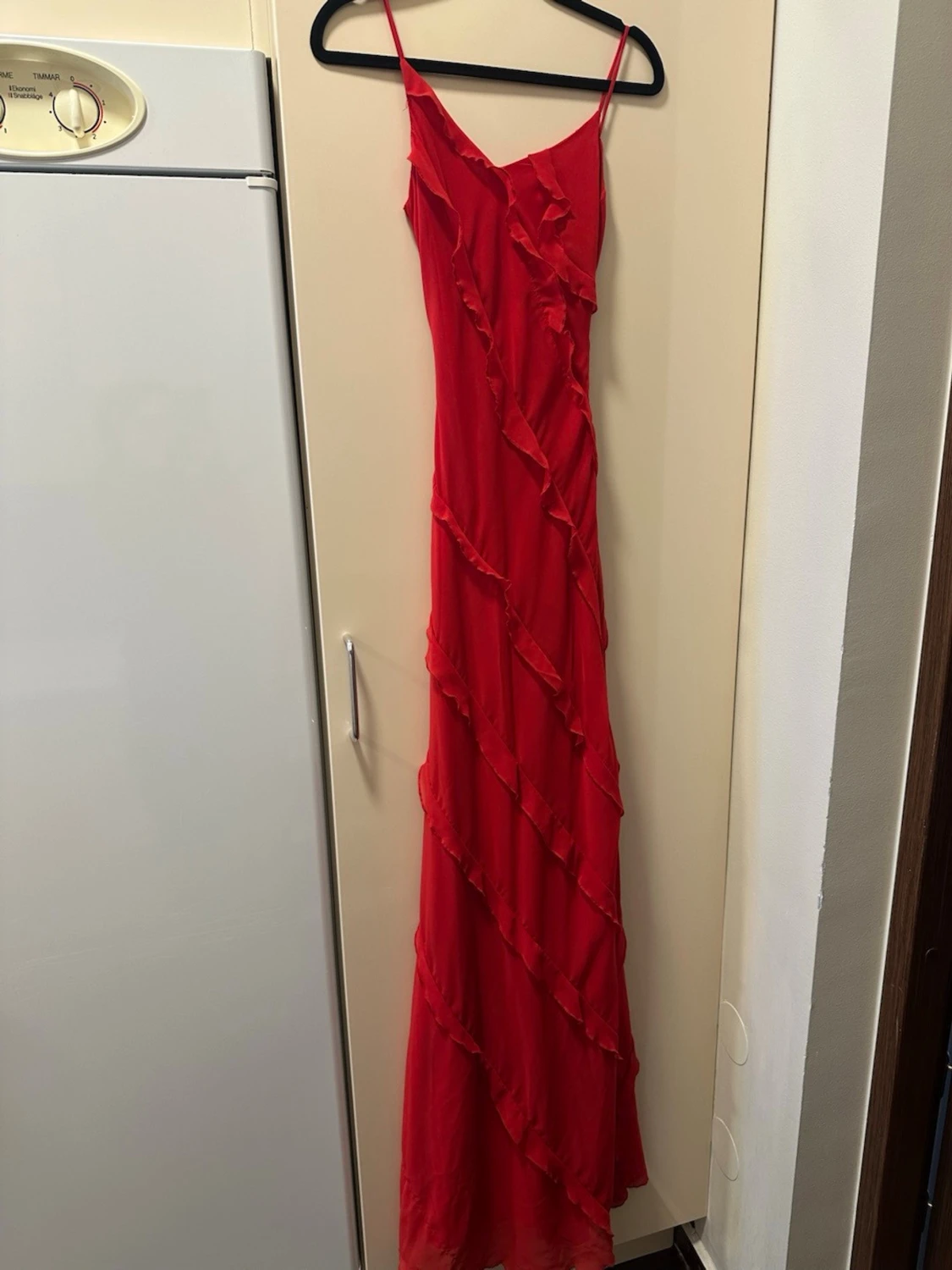 Röd långklänning med volanger från Mango - 1