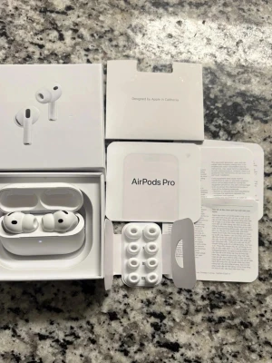 AirPods Pro - Säljer ett par Apple AirPods Pro i mycket fint skick, komplett med originalförpackning, extra öronproppar och manualer. Trådlösa hörlurar med aktiv brusreducering och laddningsetui. Perfekt för musik, samtal och träning. Inga synliga defekter eller slitage.