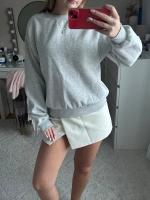 Tjocktröja - Jättebekväm och fin grå tjocktröja! Tyvärr kliptt av lappen men köpt på gina och skulle gissa att storleken är xs/s💕