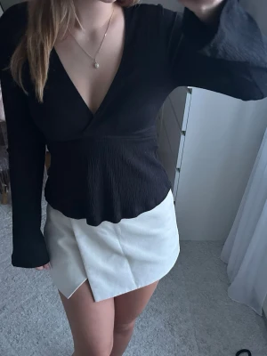 Knyt tröja - Super söt långarmad tröja med V-ringad framtill och knyt i ryggen! Tyvärr klippt av lappen men kommer ihåg storleken!💕