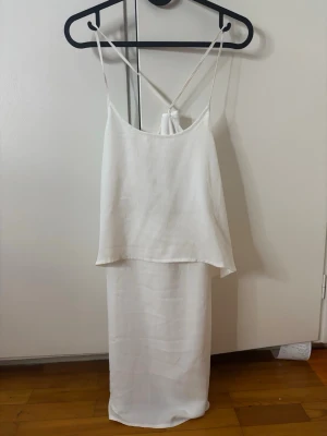  Vit klänning  -  Säljer en vit klänning som passar perfekt till studenten. Klänningen har ett korsande band i ryggen❤️