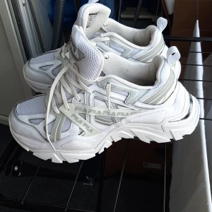 Oanvända vita chunky sneakers från FILA - Säljer ett par vita chuck sneakers från FILA. Helt nya och oanvända, men som tyvärr inte passade mig