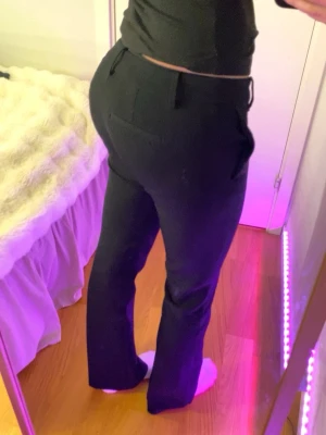 Lågmidjade kostymbyxor Bikbok - Superfina lågmidjade kostymbyxor! Säljer då de tyvärr är för små för mig. Använda få gånger, bra skick. Sömmen längst ner är uppsprättad (bild 4 har jag vecklat ut sömmen)  men inget som syns tydligt när de är på, kan enkelt sys eller pressas. Storlek: 36, jag är ca 170cm. Från Bik Bok. Hör av dig om du vill ha fler bilder eller mått! Nypris: 500kr