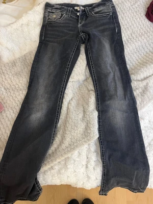Mörkgrå jeans med kontrastsömmar - Lågmidjade byxor från Gina tricot, älskar dessa men dem är tyvärr försmå för mig 💕