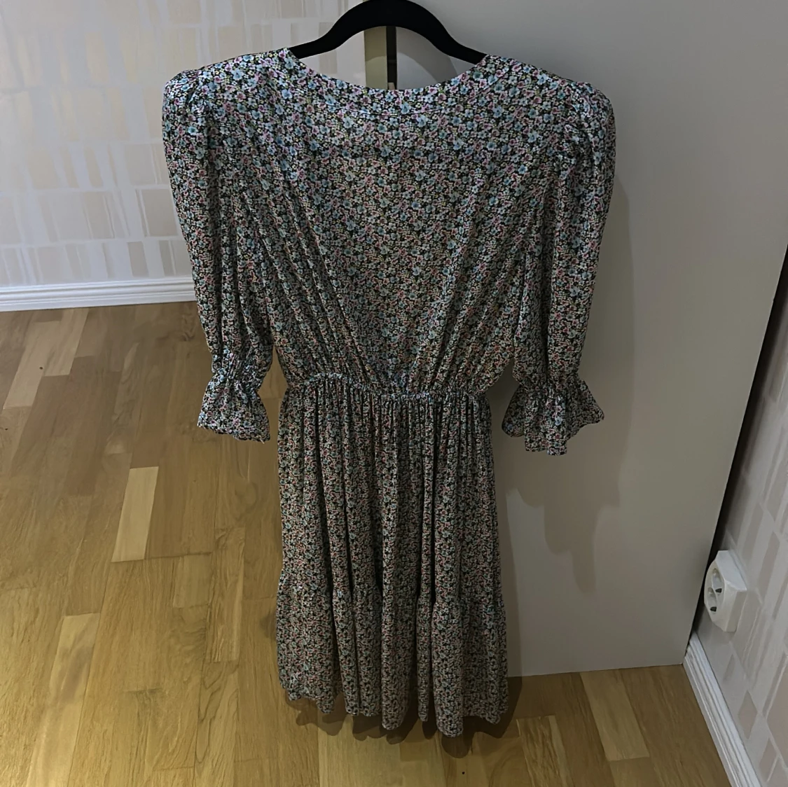 Blommig klänning 40 oanvänd - 1