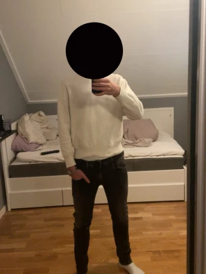 Snygg stickad tröja  - Snygg tröja, inte använd mycket så skulle säga att det är nyskick, inga defekter! Står storlek M, skulle säga att den passar Xs/S. Jag är ca 180 70 kg, för liten på mig skulle säga att den passar någon runt 175, mått kan ges om det önskas! 