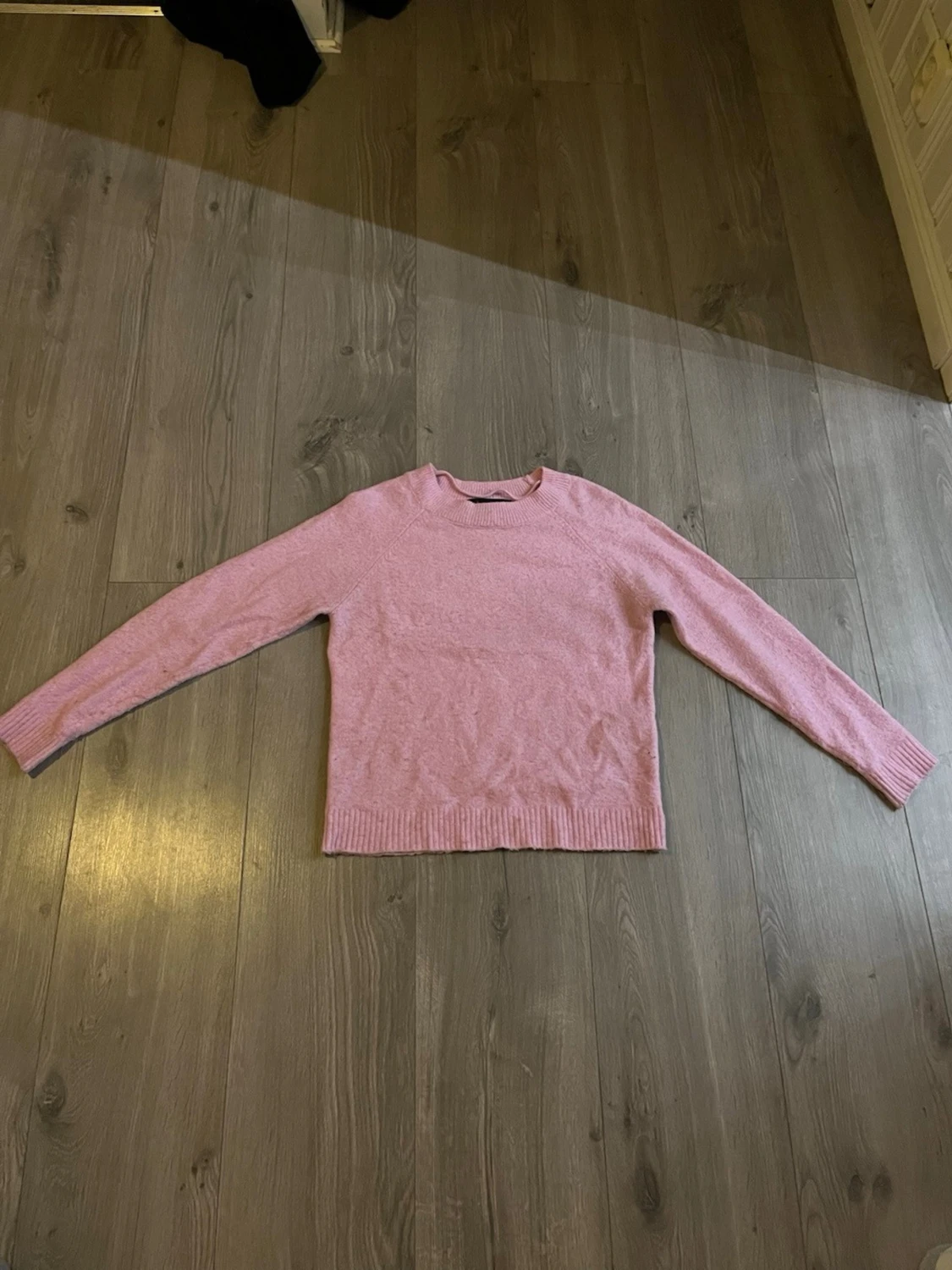 Rosa stickad tröja med rund hals