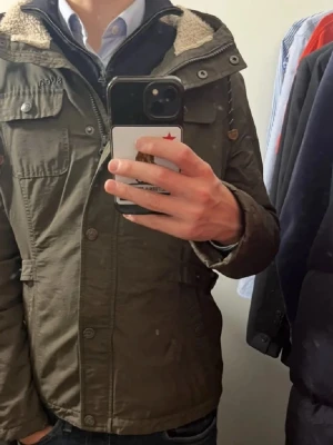 Grön fieldjacket - Snygg grön fieldjacket från Svea. Nypris ligger på 1499. Inget fel med jackan. Storlek xs, sitter normalt i storleken. Hör av er vid minsta fundering/Eddie