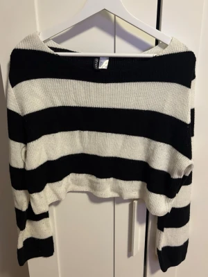 Randig croppad stickad tröja H&M - Säljer en svartvit randig croppad stickad tröja från H&M Divided. Tröjan har breda ränder, lång ärm och en loose fit som ger en chill vibe. 