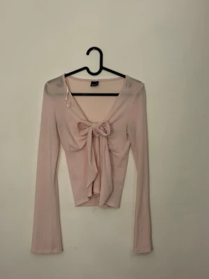 LjusRosa Gina tricot topp  - Väldigt fin Gina tricot topp/tröja i storlek xs, använt fåtal gånger men kommer inte till användning längre.