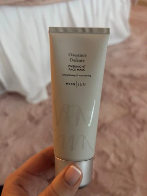 Ansiktsmask - Overtime Defense Overnight Face Mask - Aldrig använd, helt oöppnad.                   Ansiktsmask - Overnight Face Mask från MONSUN. Används för att stärka och förbättra hudens struktur under natten. Man sover med den och tvättar bort på morgonen. Säljer pga har en annan jag använder mer. 