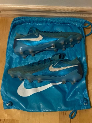 Nike Phantom Elite  - Tjena!! Säljer ett par otroligt fina Nike Phantom GX Elite i storlek 41. Skicket är riktigt bra och påsen följer självklart med! Nypris runt 3000! Hör av er vid frågor!