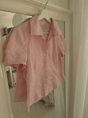 Ljusrosa skjorta från Peppercorn - Super söt, rosa skjorta som är insydd vid midja för en mer kroppad form. Blusen är från Peppercorn och är i storlek M men passar absolut till S (beror dock på hur man vill att den ska sitta ☺️). MYXKER bra skick och bara använd ett fåtal gånger. 
