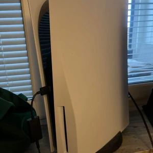 PlayStation 5 - Sony PlayStation 5 spelkonsol i väldigt bra skick. 825GB utrymme, original förpackning saknas men laddare och alla tillhörande sladdar medföljer samt en kontroll. Perfekt för gaming med snabb SSD och stöd för de senaste spelen.