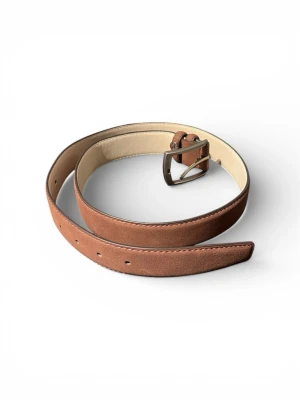 Bälte - Snyggt skärp från Crownbelts i mocka! Utsidan är brun i mocka och insidan en ljusare beige färg, super deal nu då endast kostar 199kr, skärpet är nytt!