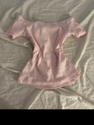 Nelly topp - Jättefin offshoulder topp från nelly, använd en gång så den är i jättebra skick, storlek s, skickar oftast samma dag eller dagen efter!