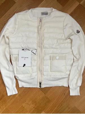 Vit cardigan jacka från Moncler - Säljer en snygg vit cardigan jacka från Moncler. Köpt på plick i storlek xs och är som ny. Pris kan diskuteras 