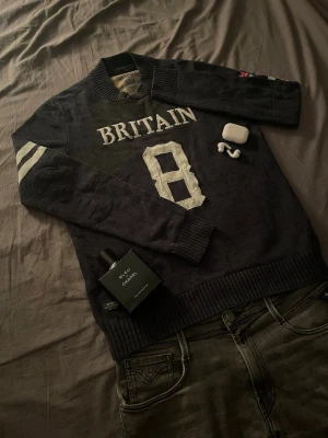 Morris stickad tröja - Skit snygg mörkblå stickad tröja från morris i fint skick. Storlek S. priser kan diskuteras.