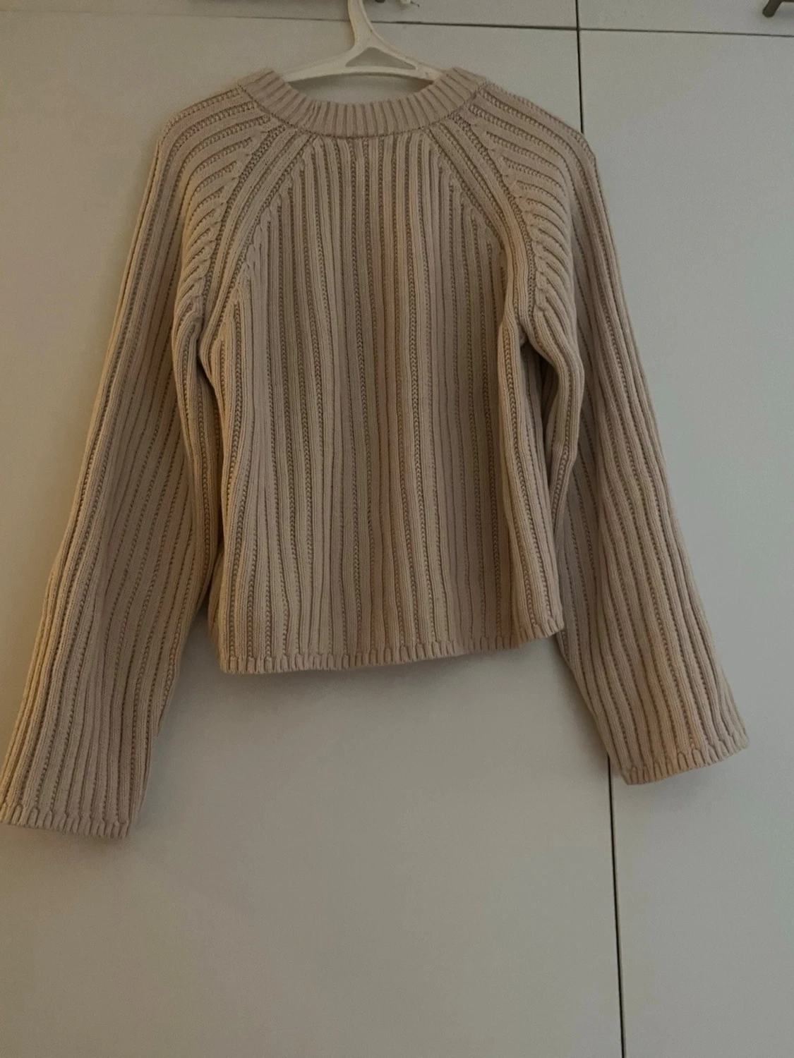 Beige ribbad stickad tröja - 1