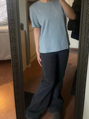 Ljusblå basic kraftig t-shirt i bomull arket  - Enkel och stilren ljusblå t-shirt med rak passform och rund hals. Tillverkad i mjuk bomull men kraftigt tjockt material. Aldrig använd! Oversized fit. Från arket 