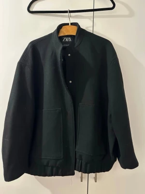 Svart bomberjacka från Zara - gott skick. Passar till S-M 