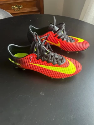Nike mercurial Vapor XI elite - Säljer dessa Nike mercurial Vapor 11 i elitmodell och i nästintill perfekt skick! Förutom väldigt lite smuts har skorna inga defekter alls. Strl 45, pris kan förhandlas vid snabb affär!