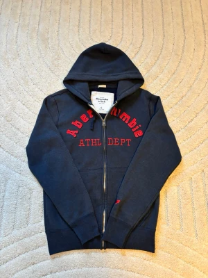 Abercrombie & Fitch zip hoodie (sällsynt) - Skick: 8/10 | Storlek: S | Mitt pris: 799 | Inga defekter | Passar längd 175 | Mått Längd 66 cm Bred 47 cm  | Hör av er vid frågor! 🙌