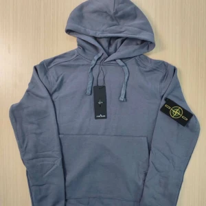 Stone island hoodie  - The a säljer en Riktig fet stone island hoodie I Helt nyskick!!Riktig fet för en snygg classic stil, om de är något Skriv Bara I dm! Budet är just nu p 999kr av en person men om du villig att betala 1100 så är det bara att dm