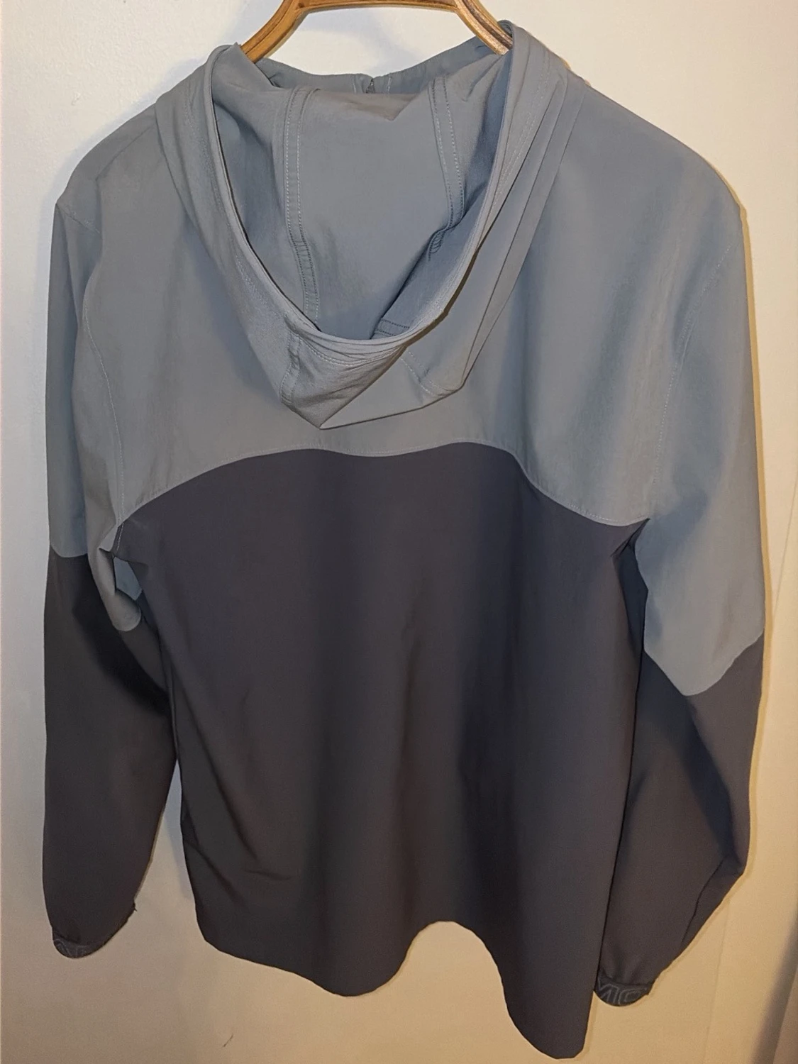 Grå och svart vindjacka från Under Armour - 1