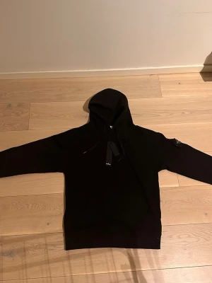 STONE ISLAND HODDIE - SÄLJER MIN NYA OANVÄNDA STONE ISLAND HODDIE I STORLEK L
