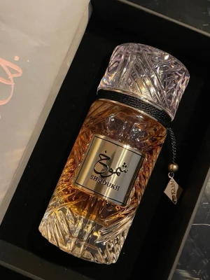 Shmoukh exklusiv parfym (oanvänd) - Shmoukh av FAAN - lyx och elegans. Från UAE. Herr parfym, men mild, behaglig och en av de BÄTTRE arabiska parfymerna, seriöst. Kvinnor kan också bära denna doft.