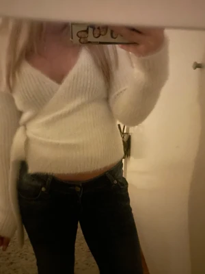 söt topp - Säljer den här söta stickade toppen som man knyter till sidan, okänt märke då lappen är avklippt❣️