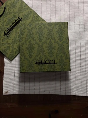 GG bälte - Bälte med GG-logga i klassisk och tidlös design. Aldrig använt, längd 105 cm och passar alla olika stilar. 💰 Pris: 299 kr utan box och tillbehör / 549 kr med box och tillbehör – priset går att diskutera.