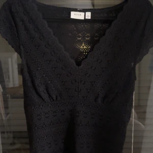 Svart spetstopp från Vila  - Säljer en jätte fin spets topp från vila i storlek xs.