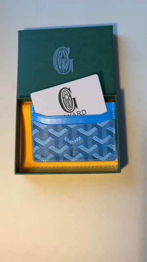 Blå cardholder  - Snygg blå plånbok som passar perfekt som en present eller om du bara vill ha en snygg plånbok i fickan som passar din outfit