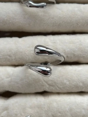 Extra ring på köpet  - Justerbar Alla som köper minst 2 ringar får en slumpmässigt ring på köpet. 