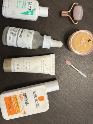 Läppskrubb Soften Me med applikator - Säljer en Soften Me läppskrubb från L:A Bruket i en rund burk med rosa lock. Medföljer en liten applikator med rosa topp för enkel applicering. Skrubben har en gul ton och ger mjuka läppar.