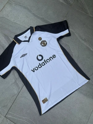 NY Manchester United Retro Vintage 01/02 Bortatröja Vodafone - Detta är en Helt NY Manchester United Retro Vintage Vodafone Bortatröja Från 01/02 Säsongen, Helt NY, Oanvänd, Hög Kvalité, Redo Att Användas, Prislapp Sitter På, Vodafone, Gjord I Thailand