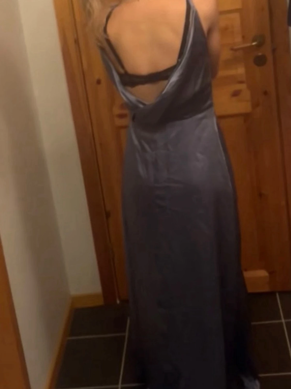 Lång grå klänning med öppen rygg - 1