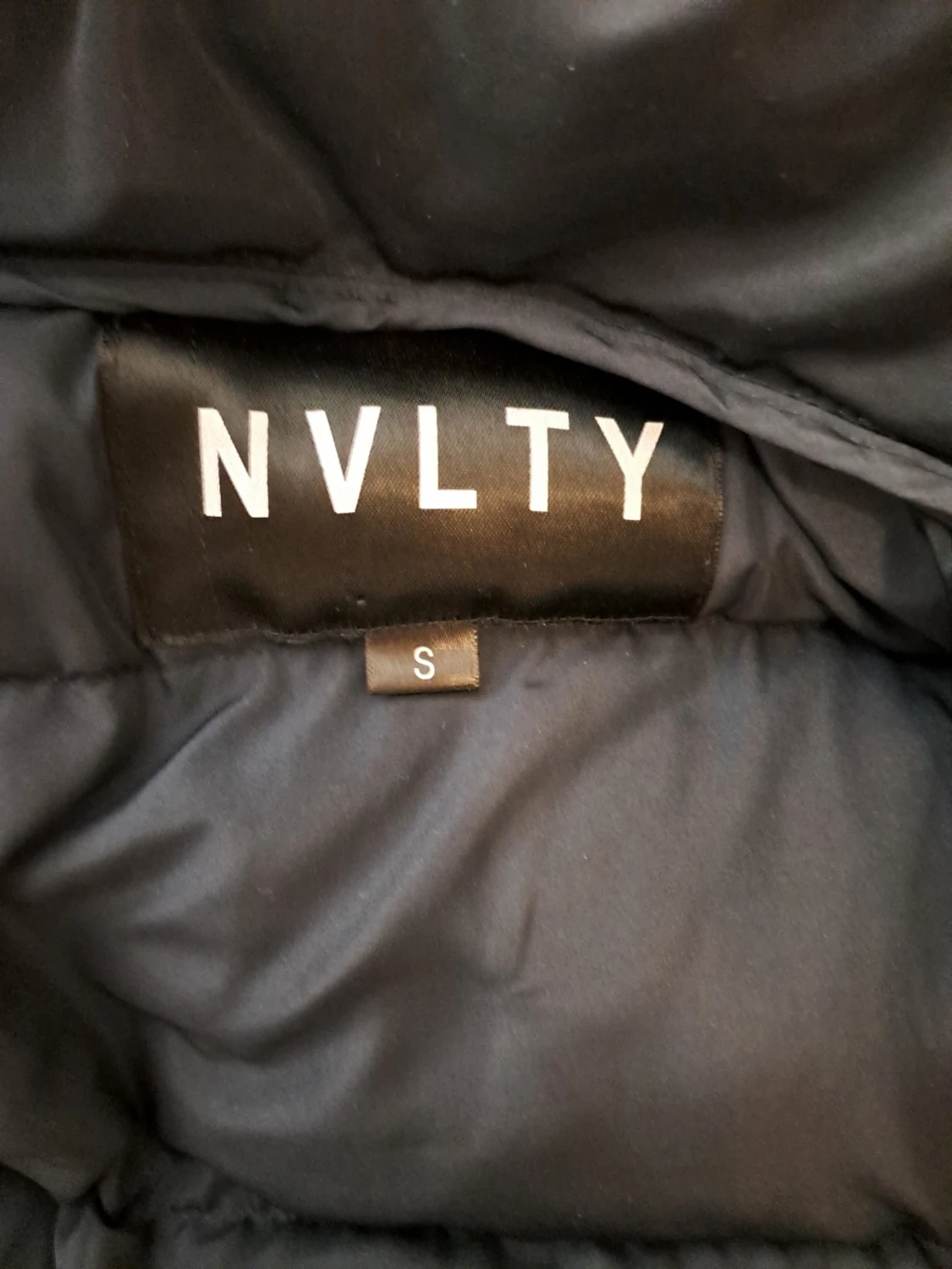 Mörkblå pufferjacka från NVLTY S - 3