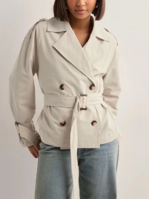 Trenchcoat Nelly  - Jättefin trenchcoat från Nelly som aldrig kommit till användning så i nytt skick! Köpt för 699kr. Pris går att diskuteras
