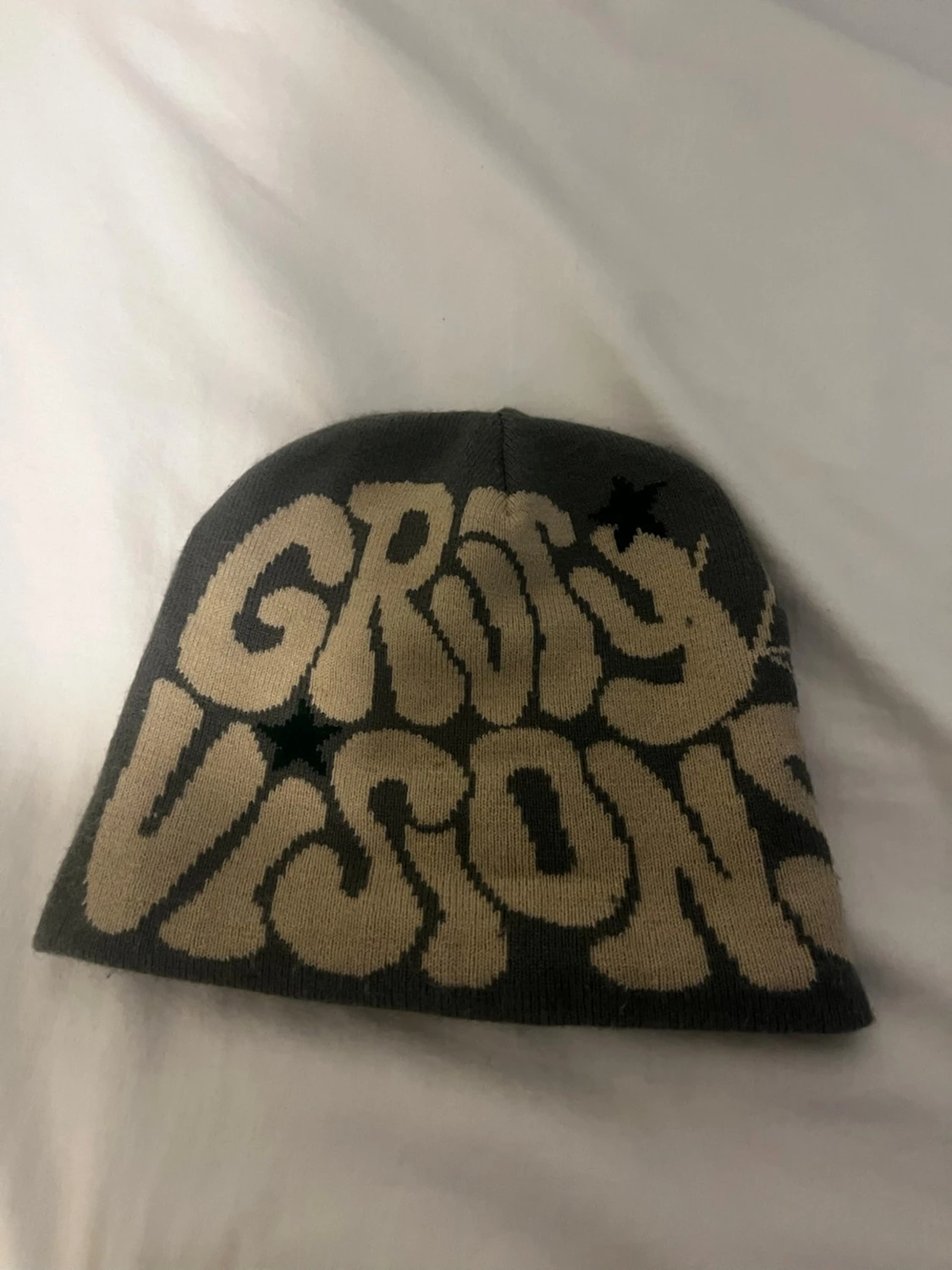 Grå mössa med tryck från Groovy Visions