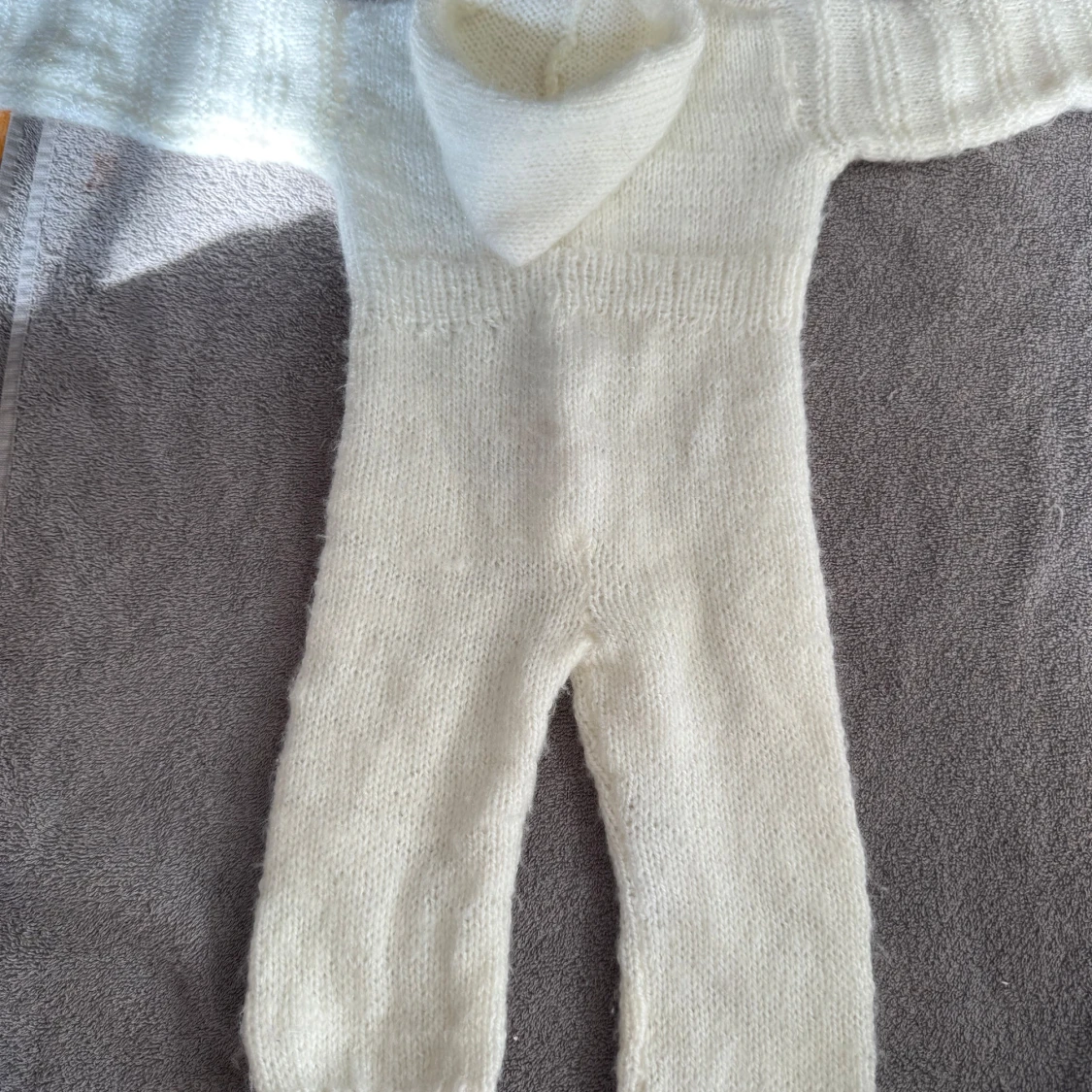 Vit stickad byxdress med huva - 2