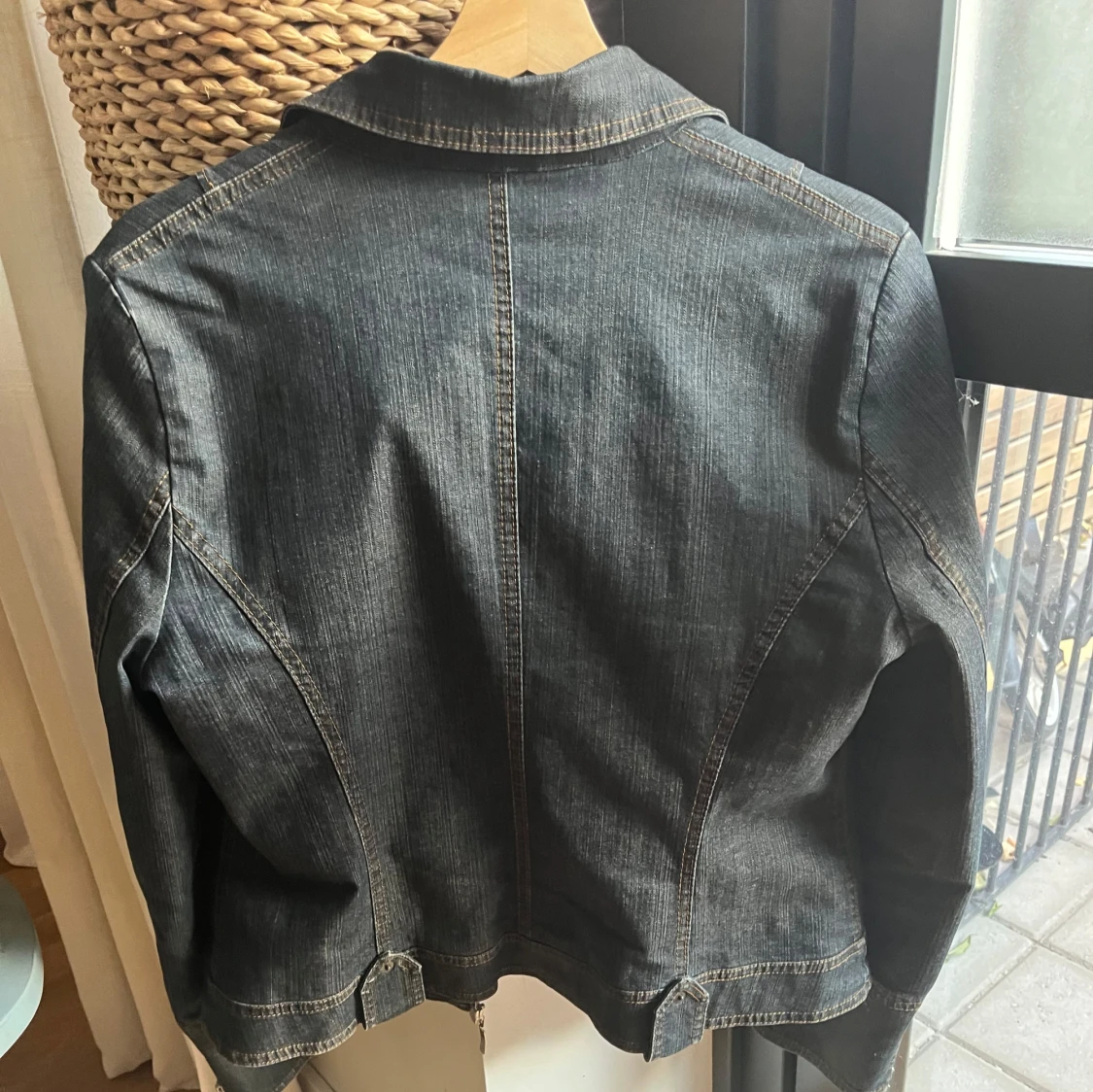 Mörk jeansjacka med leopardfoder - 2