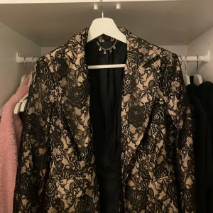 Kavaj - Superfin spets kavaj från bebe. Storlek xs/s passar båda och kommer aldrig till användning för mig så den är helt ny