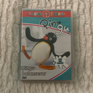 Pingu balanserar - Följ med Pingu på roliga och knasiga äventyr i snön! Den charmiga pingvinen och hans vänner bjuder på massor av skratt och bus i flera spännande avsnitt. Perfekt för dig som gillar humor och animerade berättelser. Oöppnad!!